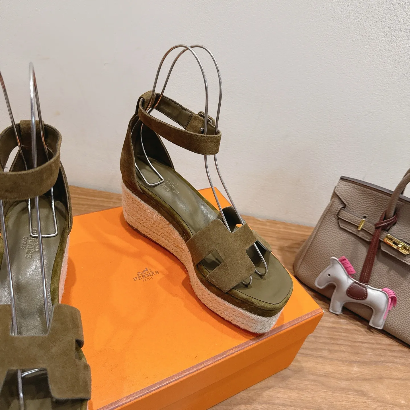 👟👟Ex-factory price 720👟👟 Hermes... a Eclair 2025 new color + popular series, the version is super positive, with a certain thickness, which makes the legs longer! Breathable, comfortable calfskin, spring and summer color matching, this item is both beautiful and comfortable! Channel supply code size: 35-39 can be ordered as 40.41 with airplane box ➕20